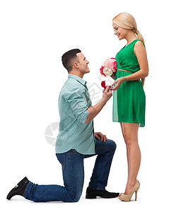 幸福,求婚,订婚庆祝微笑的夫妇与花戒指个盒子里图片