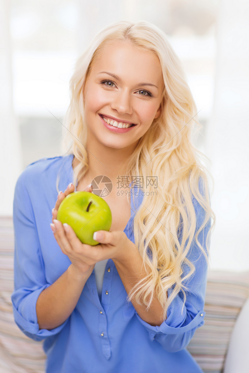 饮食,健康家庭观念微笑的溜溜球妇女与绿色苹果家里图片
