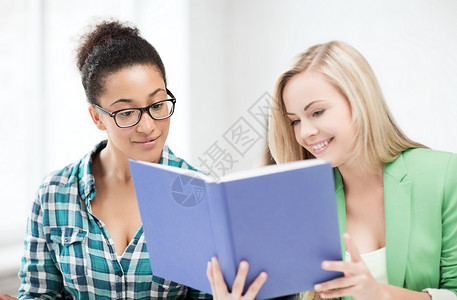 教育微笑的学生女孩学校读书的图片图片
