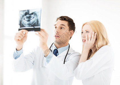 医疗保健医学两名医生看X光的照片图片