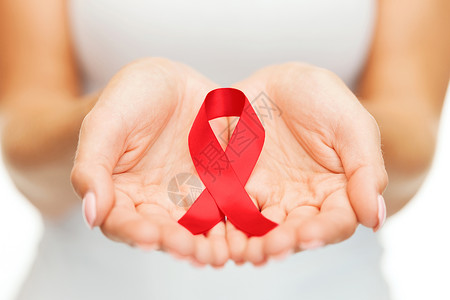 保健医学女手握红色艾滋病意识丝带图片