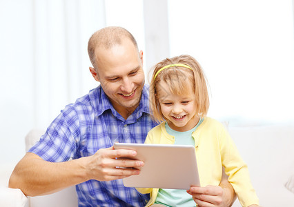 家庭,孩子,父母,技术互联网快乐的父亲女儿家里用平板电脑电脑图片