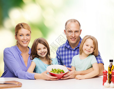 食物,家庭,孩子,快乐人的幸福的家庭与两个孩子家里吃沙拉图片