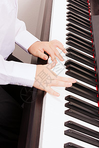 音乐乐器靠近孩子们的手弹钢琴图片