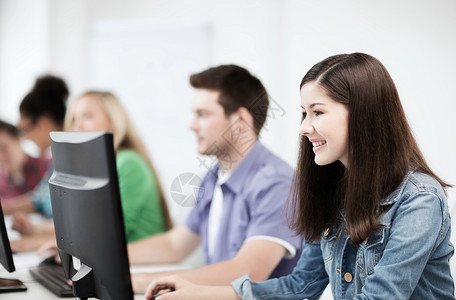 教育技术互联网学校学计算机的学生图片