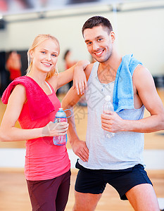 健身,运动,训练,健身房生活方式的两个微笑的人健身房图片