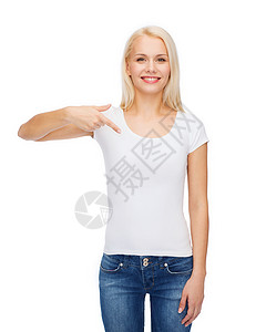 T恤的理念微笑的轻女人指着空白的白色T恤图片