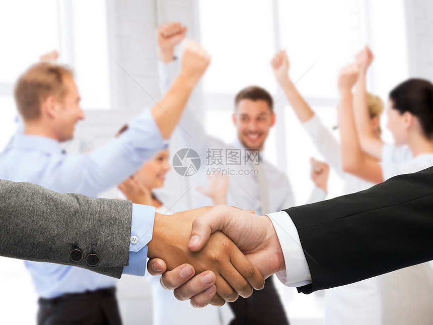 商业办公室商人女商人握手图片