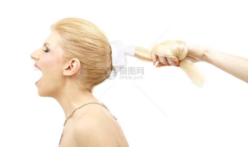 尖叫的金发女的手拉着她的头发图片