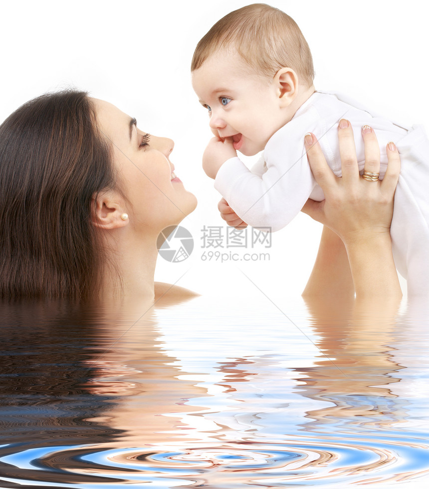 快乐妈妈孩子水里的照片图片