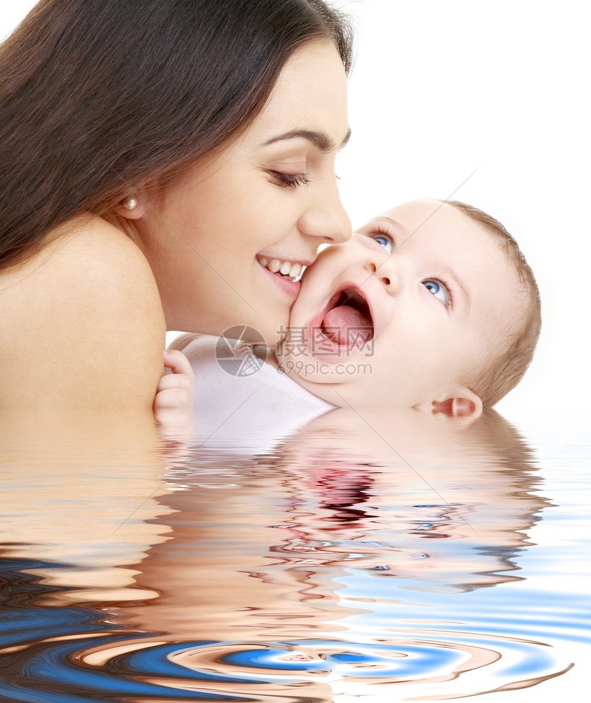 水里妈妈笑宝宝关注妈妈图片