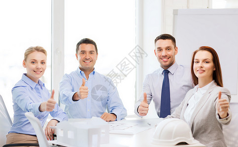 商业,建筑办公室愉快的建筑师师队办公室竖大拇指图片