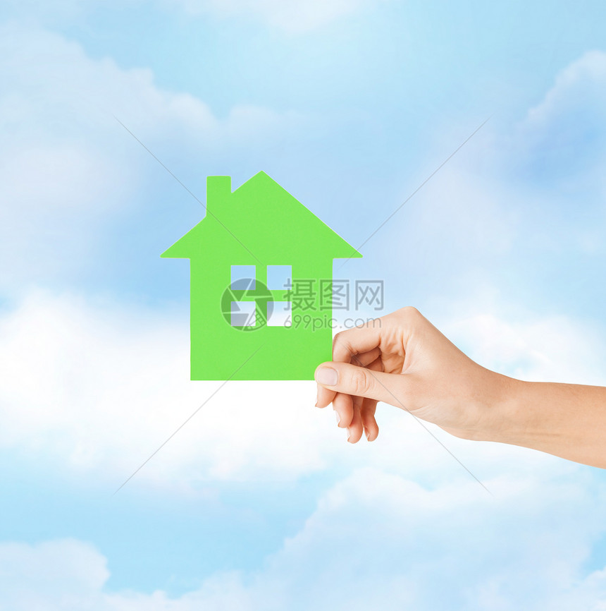 房地产家庭住宅特写图片的女手握绿色纸房图片