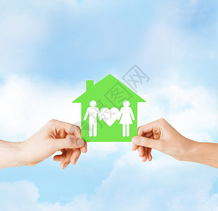 房地产家庭住宅男女手握绿色纸房与家庭的孤立图片图片