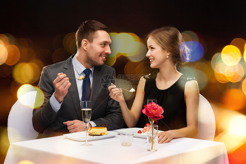 餐厅,夫妇假日微笑的夫妇餐厅吃甜点图片