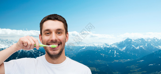 刷牙的年轻人图片