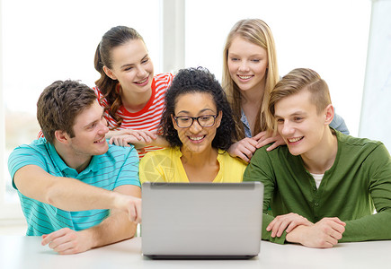 五个微笑的学生学校看笔记本电脑图片