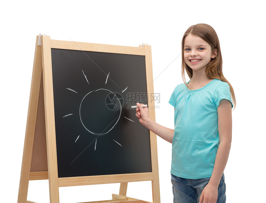 人,艺术教育的快乐的小女孩与太阳画黑板上图片