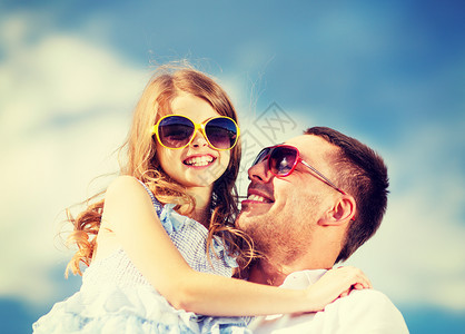 父亲和孩子在外享受假期图片
