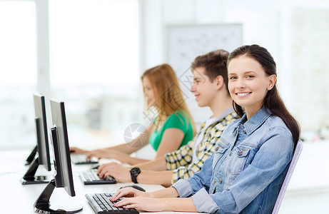 教育技术学校理念计算机三个微笑的学生图片