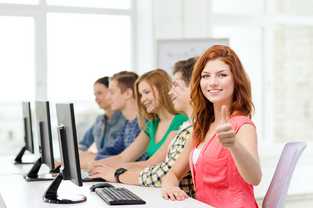 微课ppt微笑的女学生在学校的计算机课上竖大拇指背景