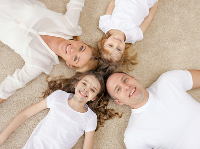 家庭两个小女孩躺家里的地板上图片