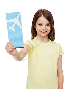 旅行,假期,童交通微笑的小女孩与机票图片