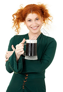 红头发女生喝爱尔兰啤酒图片