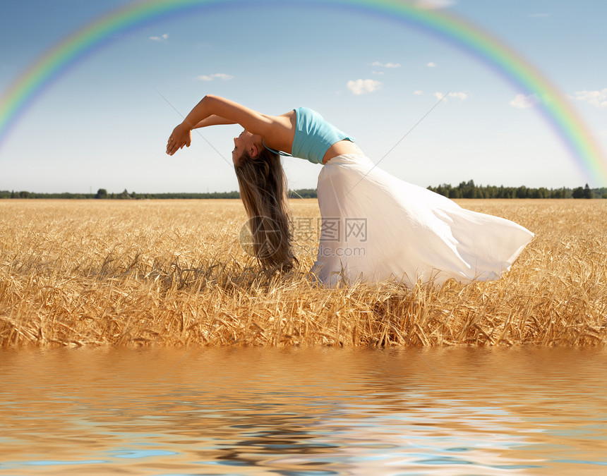 彩虹下在田野的女孩图片