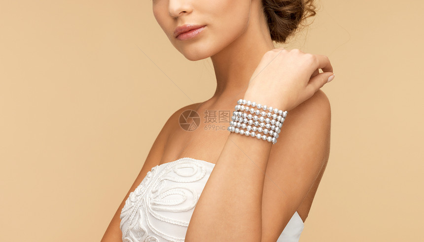 美丽的新娘戴着珍珠手镯图片