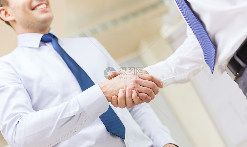 商业办公室两个商人办公室握手图片