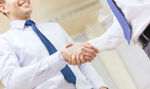 商业办公室两个商人办公室握手背景图片
