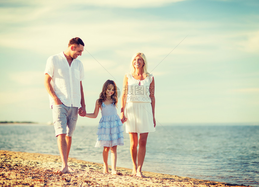 暑假,孩子人的快乐的家庭海边图片