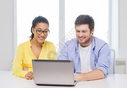 教育,技术,商业,创业办公室两个微笑的人,笔记本电脑办公室图片