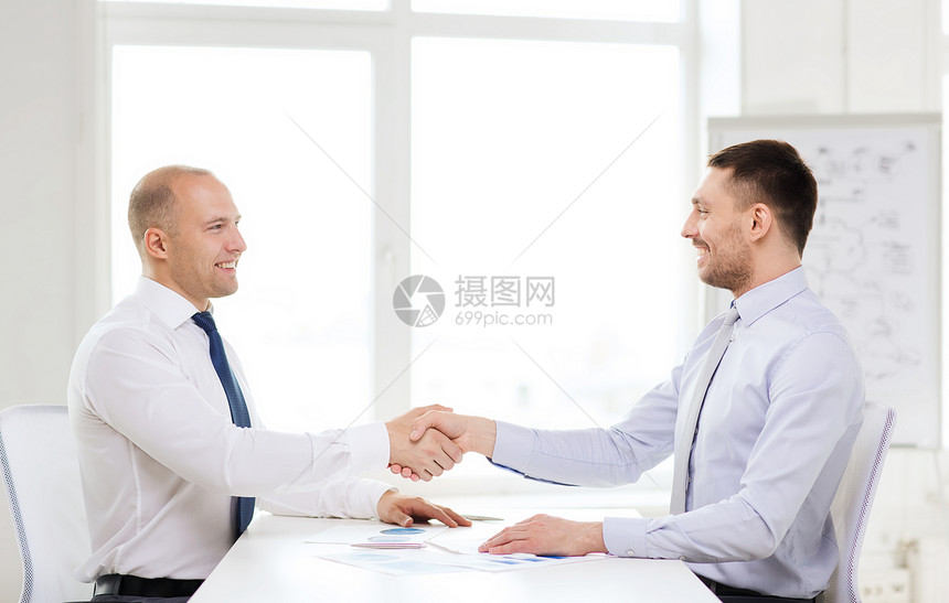 商业办公室两个微笑的商人办公室握手图片