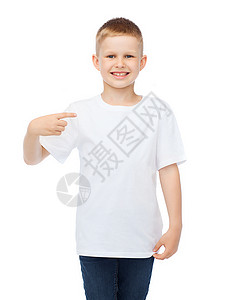 T恤广告微笑的小男孩穿着空白的白色T恤指向自己图片