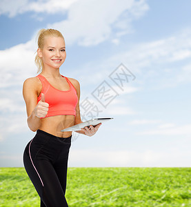 运动,锻炼,技术,互联网医疗保健微笑的运动女与平板电脑大拇指图片