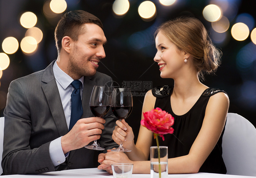 餐厅,夫妇假日微笑的轻夫妇带着杯红酒餐厅里互相看着图片