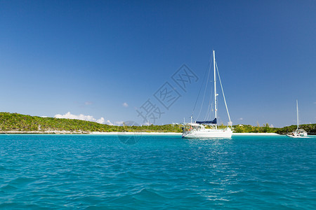 度假,旅行海洋蓝海的白船背景图片