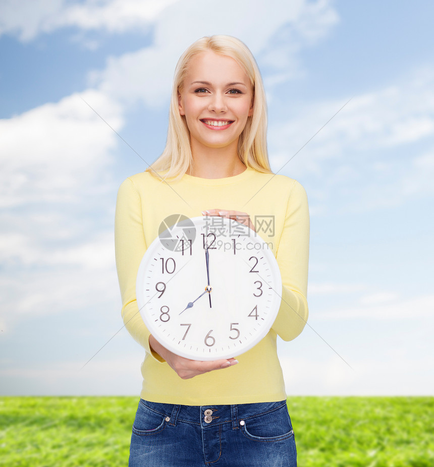 时间,教育人的微笑的轻女人与时钟8图片