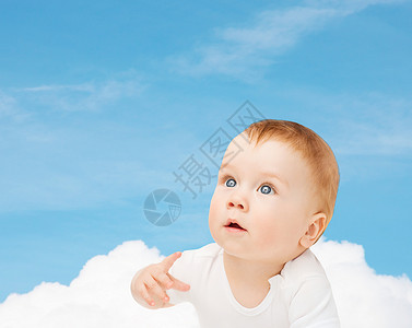 孩子蹒跚学步的好奇的婴儿抬头看图片