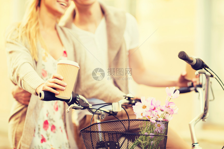 暑假,自行车,爱情,关系约会的特写夫妇咖啡骑自行车图片
