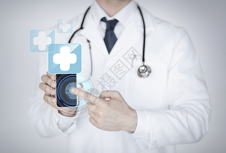 男医生持智能手机与医疗应用程序图片