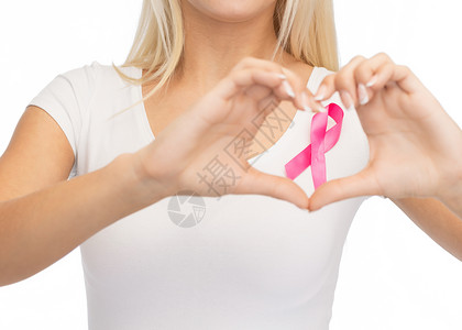 医疗保健医学轻妇女穿着空白白色T恤与粉红色乳腺癌意识丝带心形图片