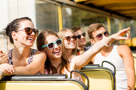 友谊,旅行,假期,夏天人的群微笑的朋友乘旅游巴士旅行图片