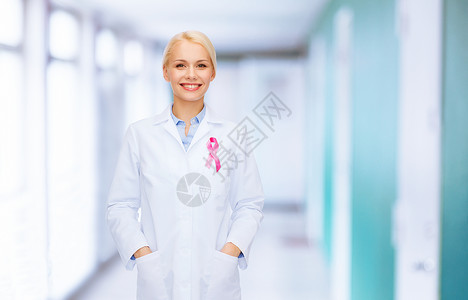 医疗保健医学微笑的女医生与粉红色癌症意识丝带医院背景图片