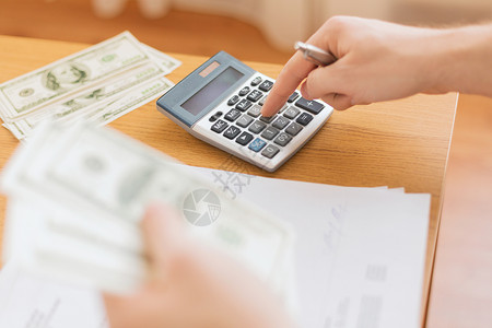 支付费用储蓄金融经济家庭用计算器家里数钱笔记的人的特写背景