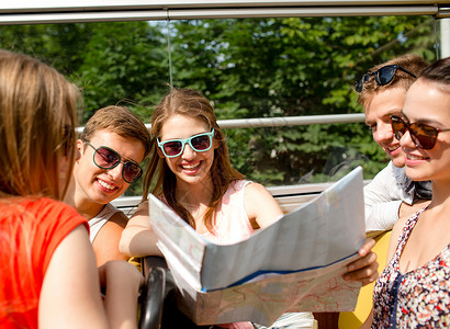 友谊,旅行,假期,夏天人的群微笑的朋友乘坐旅游巴士旅行图片