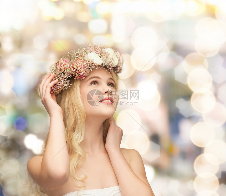 春天,婚礼人们的轻的女人戴着花圈图片