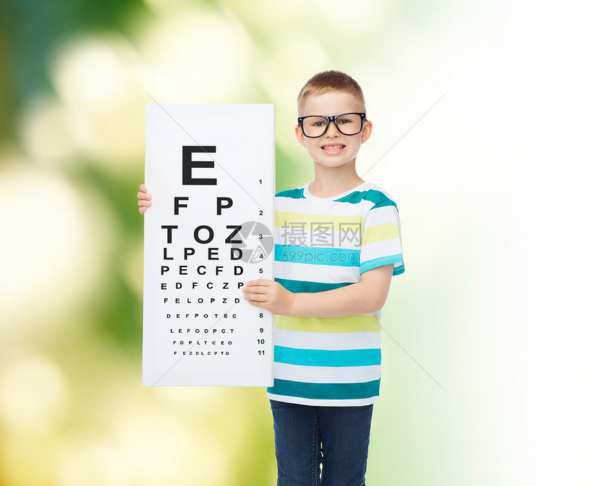 视觉,健康,生态,眼科人的微笑的小男孩戴眼镜,白色空白板绿色背景图片